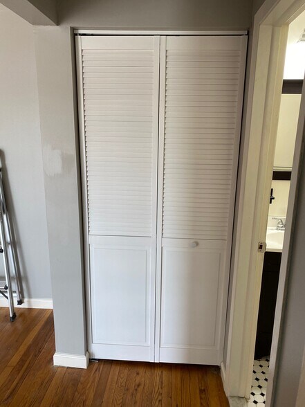 Building Photo - 6 Colonial Rd