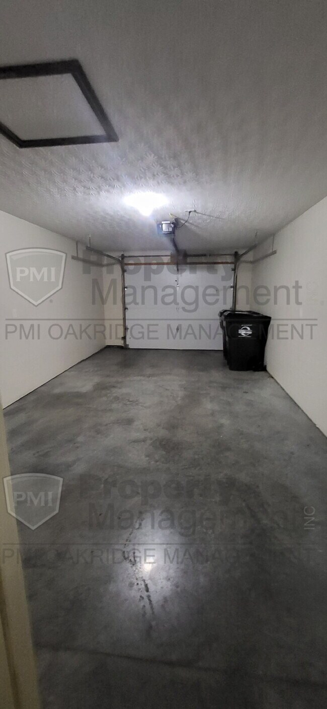 Building Photo - Single Level 2 Bed Half-Duplex with Attached Garage