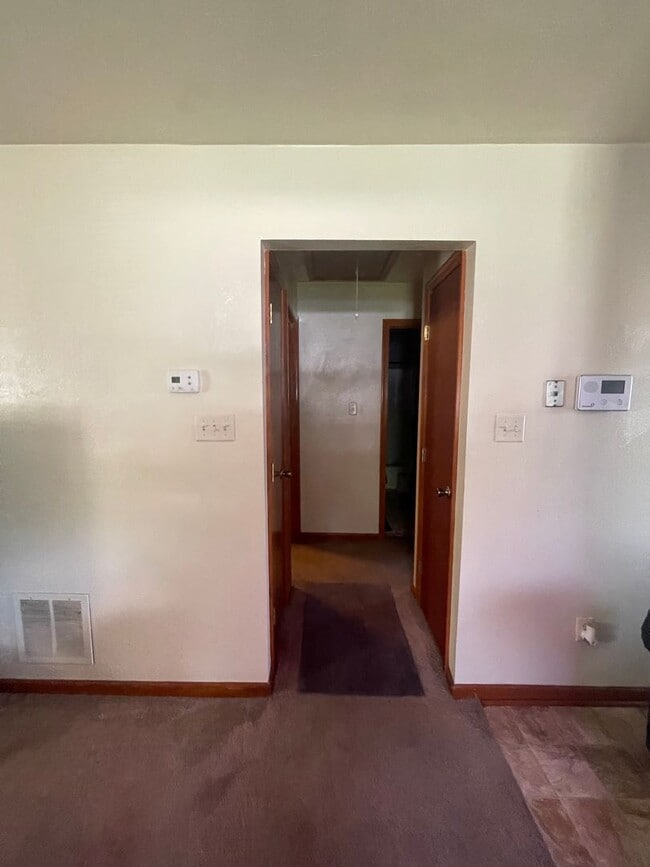 Building Photo - 2 BED / 1 BATH DUPLEX