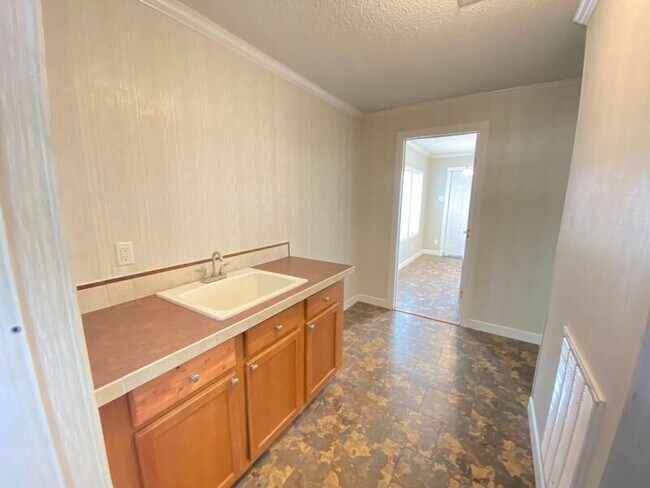 Building Photo - 1504 Carlisle Dr