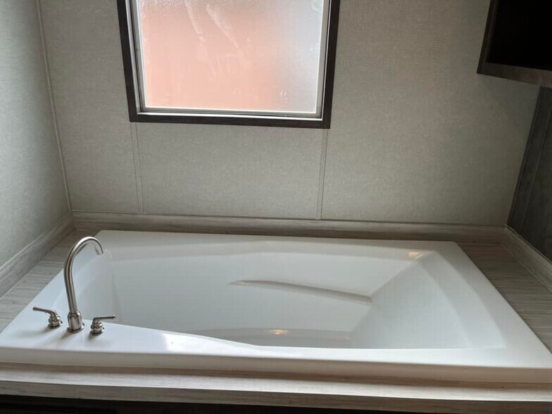 Building Photo - 133 Lillian St