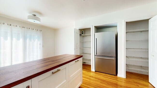 Building Photo - 23 Holman St