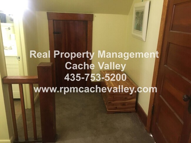 Building Photo - Charming 4 bedroom house. Available in September! pet friendly!