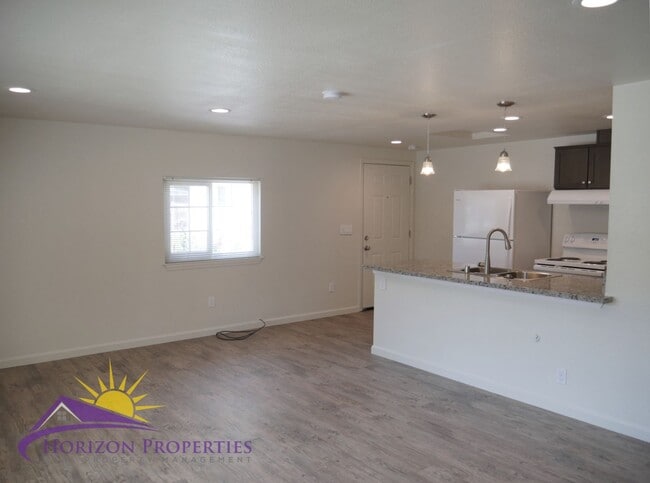 Building Photo - 2221 Rhoda Way