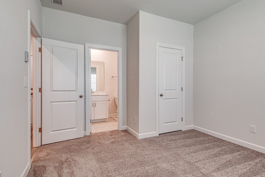 Building Photo - Room in Townhome on Tears Ln