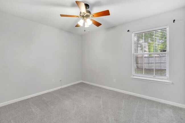 Building Photo - 2025 Ascot Way