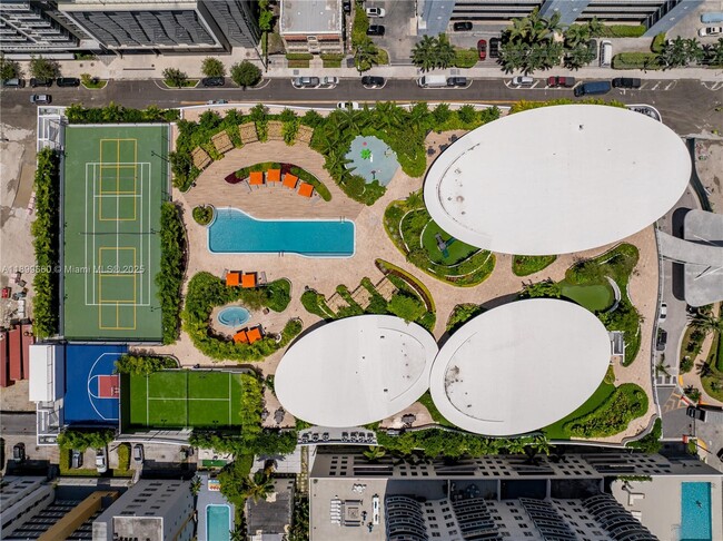 Building Photo - 700 NE 24th St