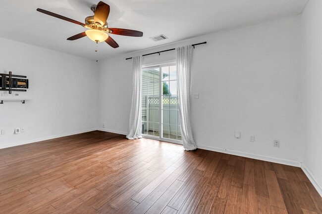 Building Photo - Townhome close to Brentwood and Antioch -A...