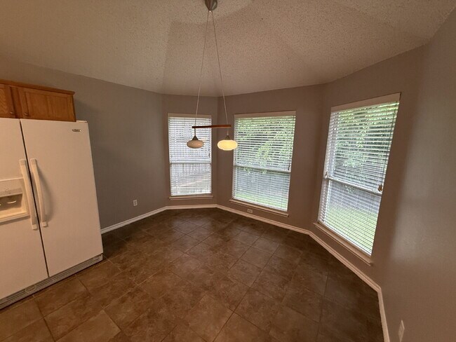 Building Photo - Charming 3 Bedroom Haven with 2 Full Baths in Fort Worth. Spacious 1748 Sq. Ft. Retreat on Comfor...