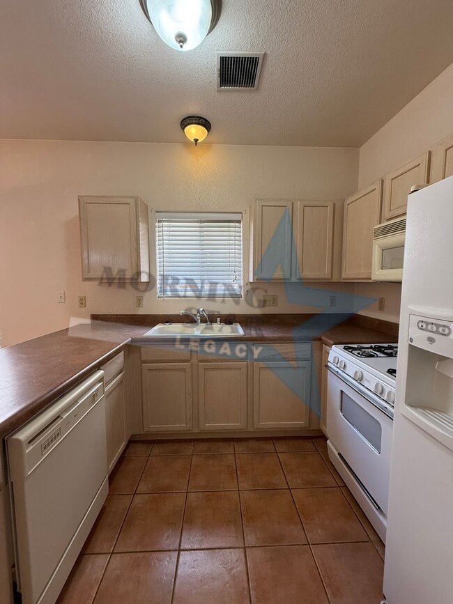 Building Photo - Cute Townhouse in Desirable Area- Close to...