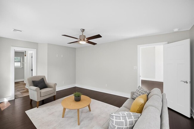 Building Photo - 10624 Lake Park Dr