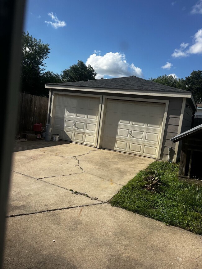 Building Photo - 12418 Plumbrook Dr