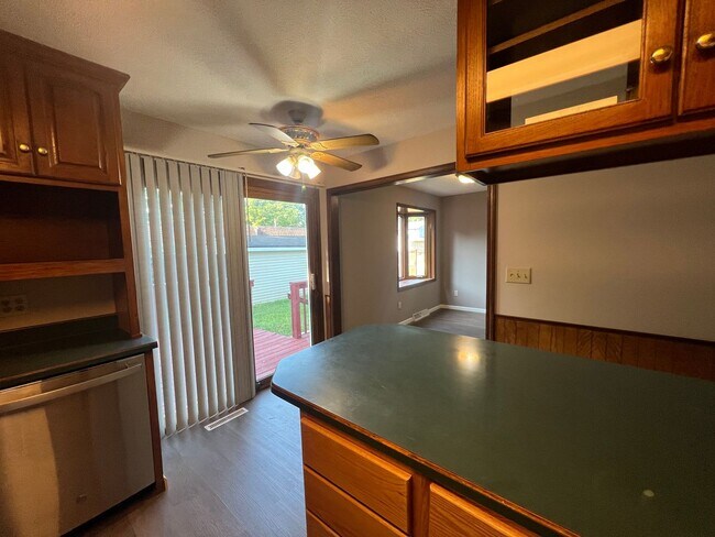 Building Photo - 2026-2028 Lindbergh