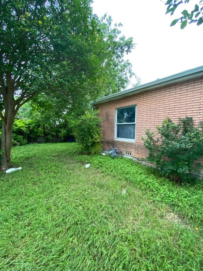 Building Photo - 903 Conder St