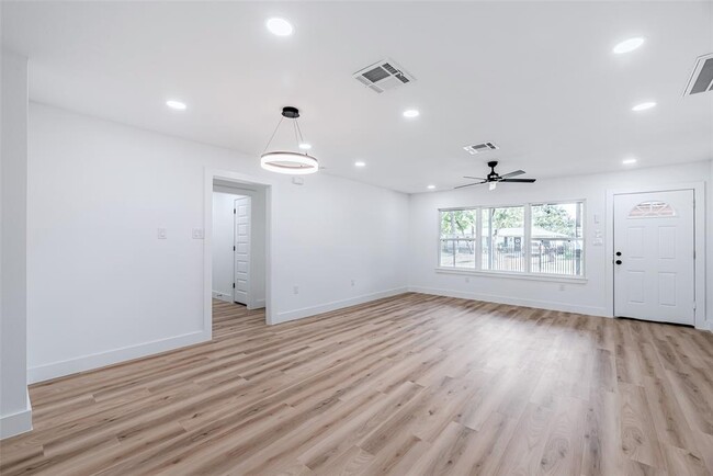 Building Photo - 8658 Sonneville Dr
