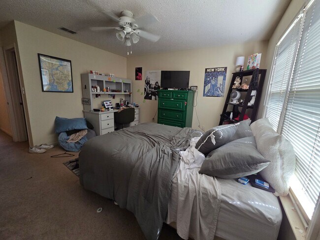 Building Photo - 2 Bed 2.5 Bath Condo