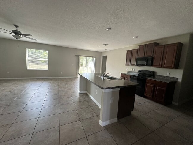 Building Photo - Beautiful 6 Bedroom Home