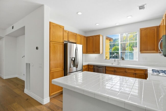 Building Photo - Beautiful 3 Bedroom 2.5 Bath Single Family...