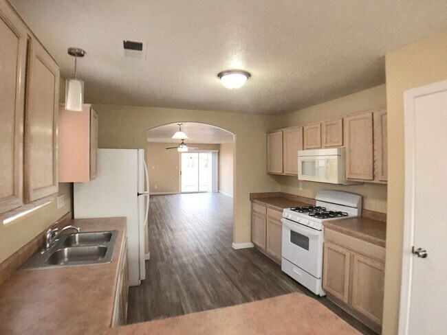 Building Photo - Ventana Ranch 3 bedroom. Newer Flooring! No Carpet. Huge open living space. Great location.