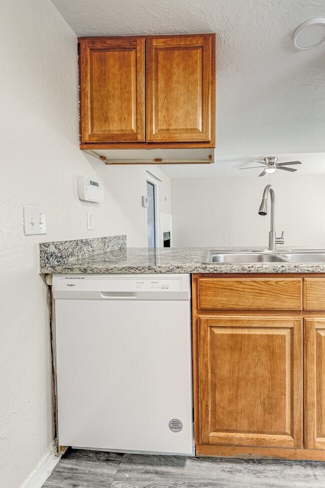 Building Photo - $899 Move In Special - Beautiful 2 bedroom 2 bathroom Apartment with Washer/Dryer hookups