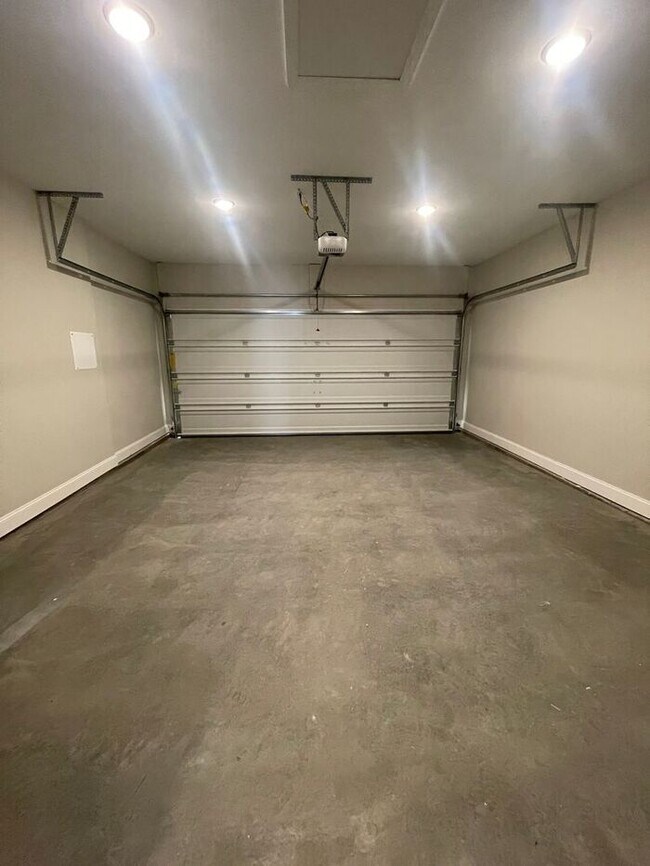 Building Photo - 2-Bedroom Townhome in Lenoir City