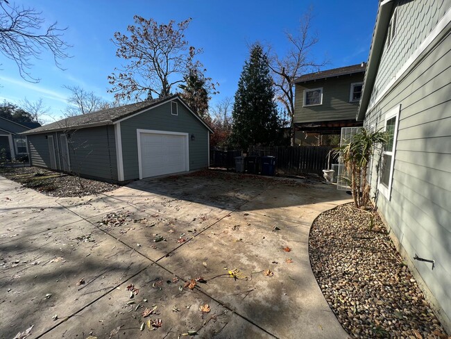 Building Photo - 3 Bed / 2 Bath | North Oak Park Home Avail...