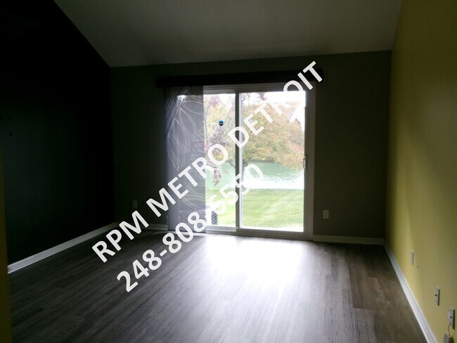 Building Photo - SPACIOUS HOME IN BROWNSTOWN