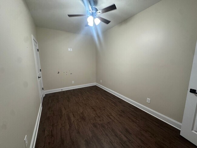Building Photo - 32 Sarjon Cir
