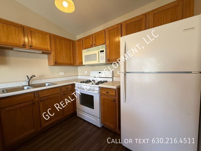 Building Photo - ***2 BDRM / 2ND FLOOR / WASHER & DRYER IN ...