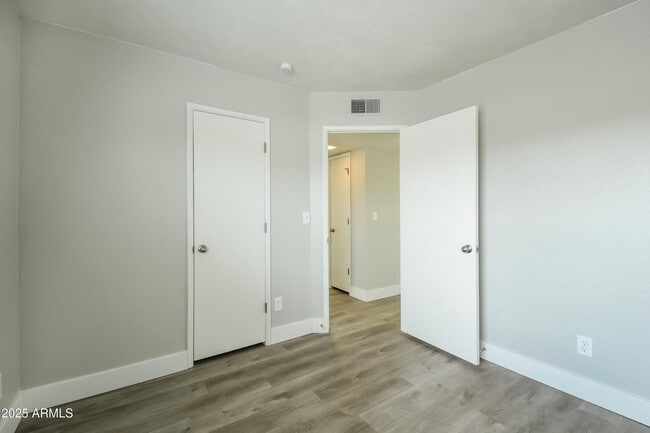 Building Photo - 2229 W Ross Ave