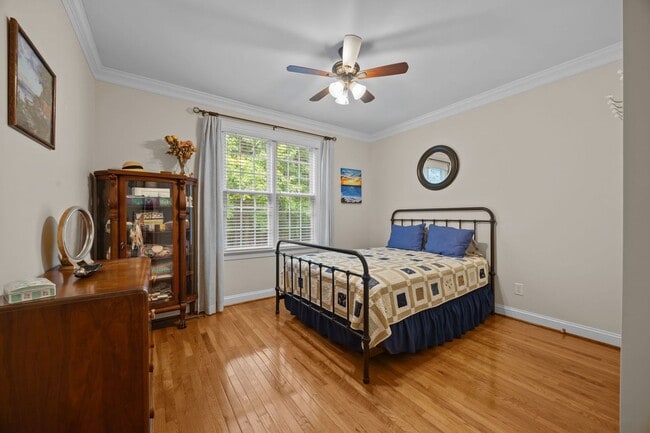 Building Photo - Spacious 4-Bedroom Home with Large Yard & ...