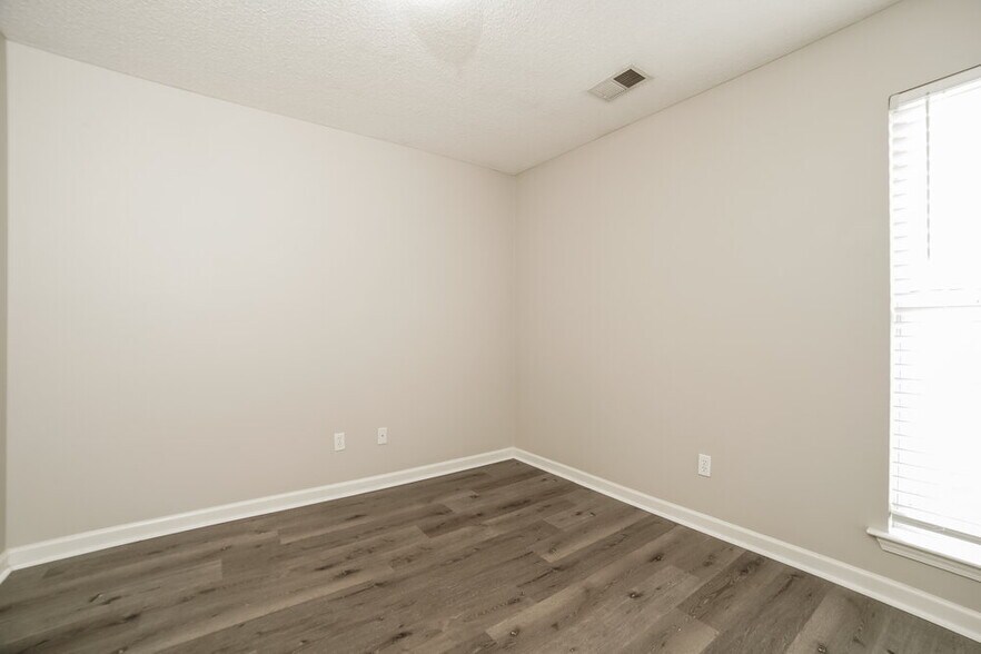 Building Photo - 6541 Sandbourne E
