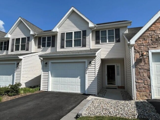 Building Photo - 3 Bedroom 3 Bathrooms