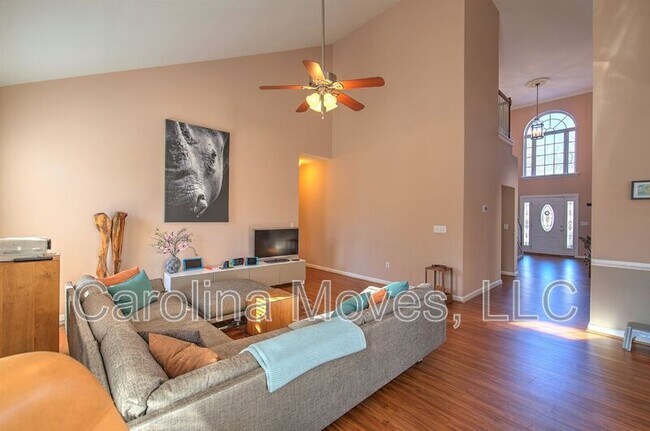 Building Photo - 512 S Orchard Farms Ave