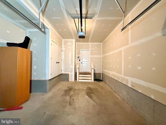 Building Photo - 4812 Crest View Dr