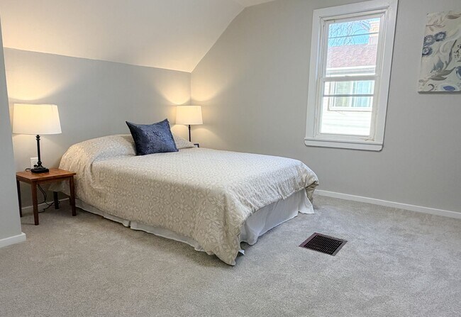 Building Photo - For rent or Sale - 3 bedroom 1 bath house - Updated throughout