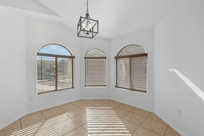 Building Photo - Bright & Inviting Tucson Home Near Davis-M...