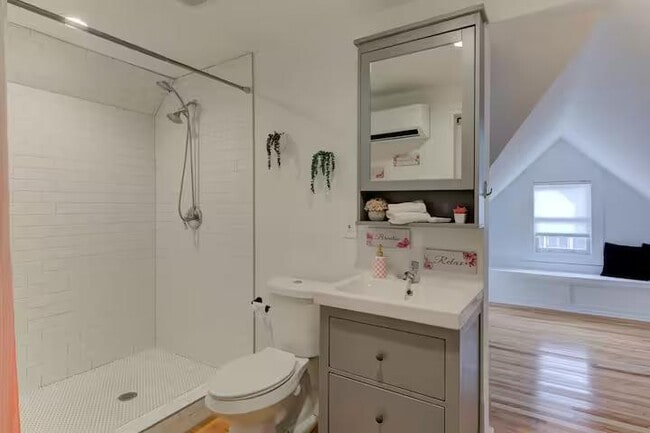 Building Photo - 2030 Young Ave