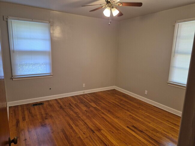 Building Photo - 1129 Magnolia Dr