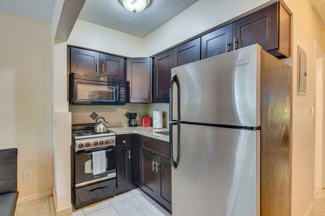 Building Photo - 412 NE 4th Ave