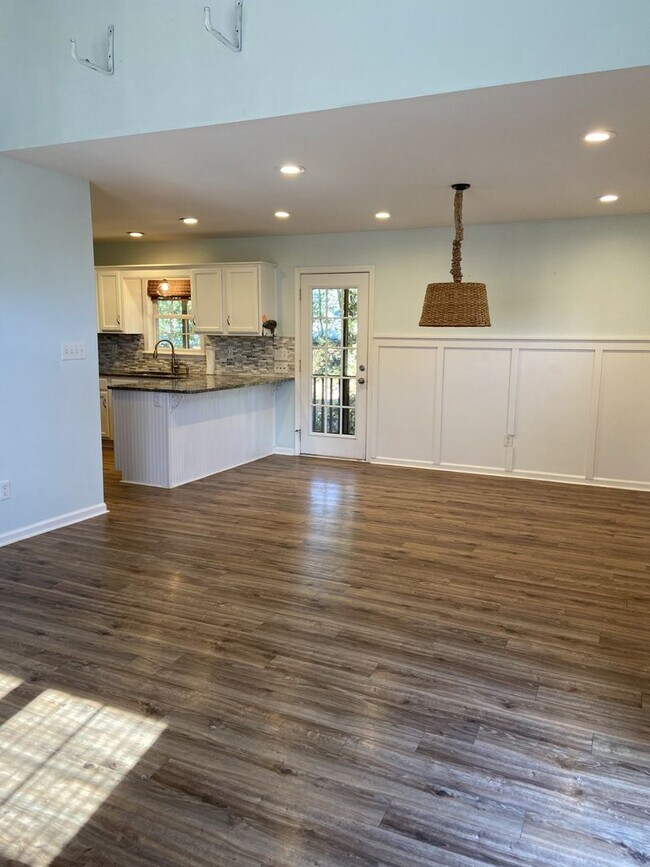 Building Photo - Beautiful home in Emerald Isle.