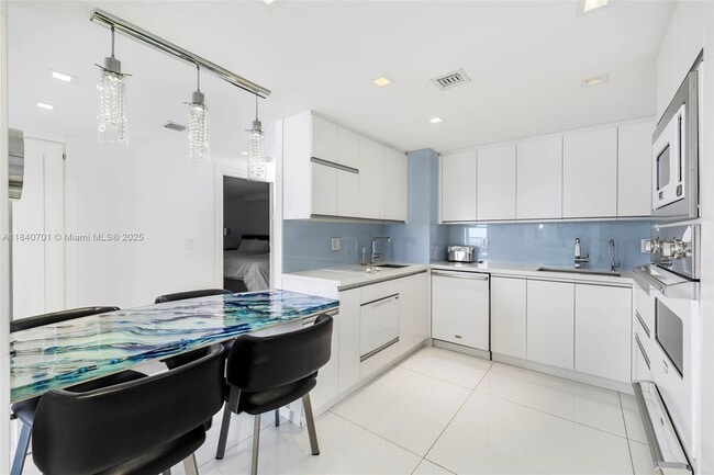 Building Photo - 9511 Collins Ave