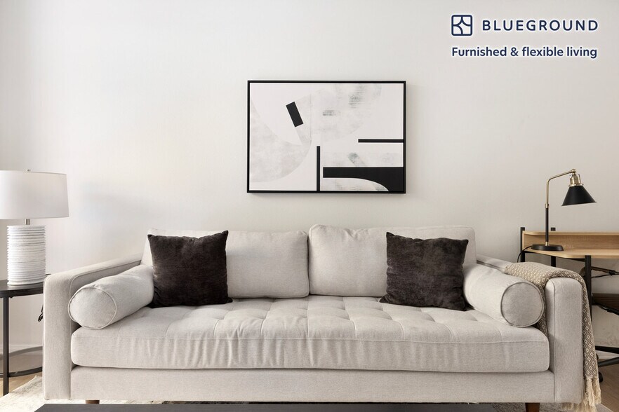 Building Photo - 2225 S Beverly Glen Blvd