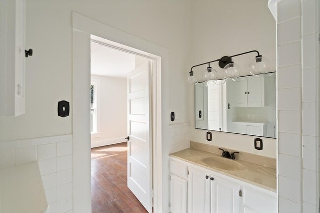 Building Photo - 603 E Losoya St