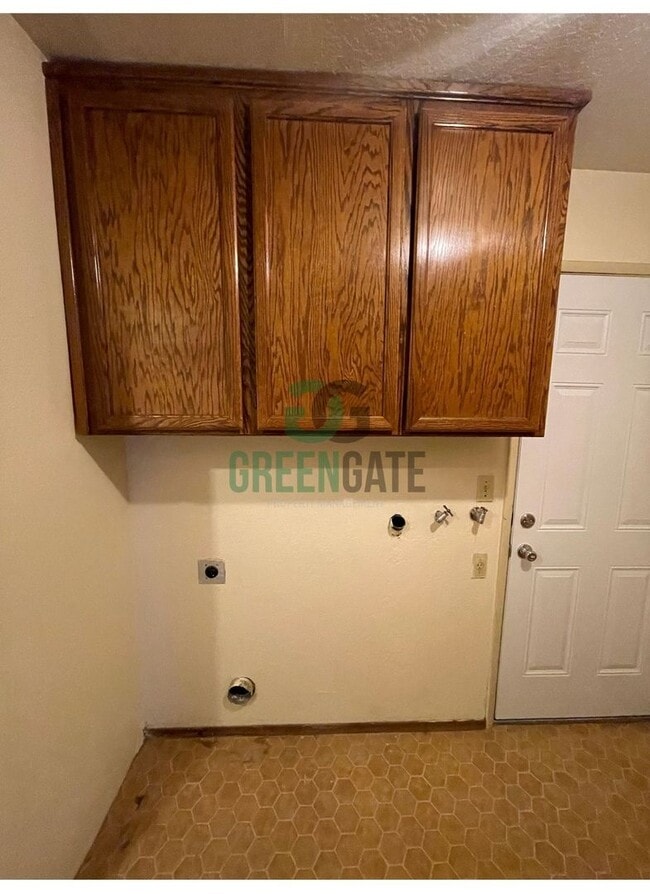 Building Photo - PRICE REDUCED! Beautiful 3 bedroom 2.5 Bath home READY NOW in MODESTO!! With POOL!!