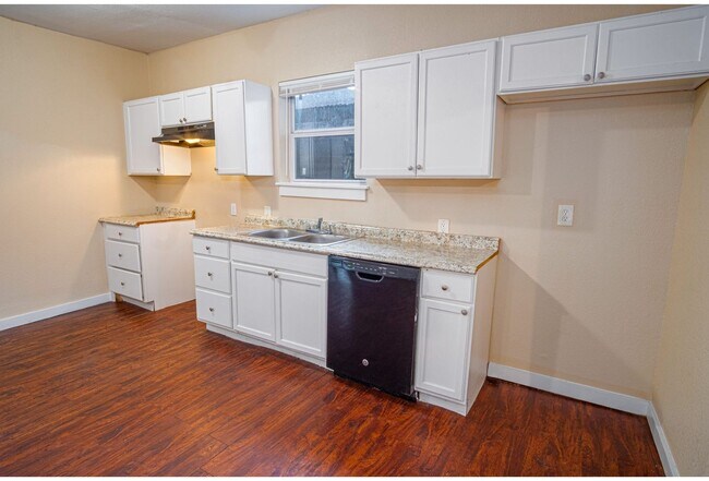 Building Photo - 526 Cooper St