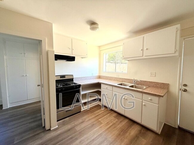 Building Photo - 927 - 929 1/2 Camulos Rd