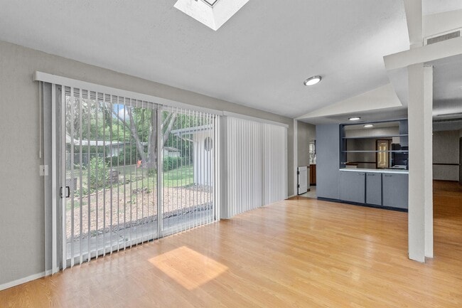 Building Photo - 12 Country Ln