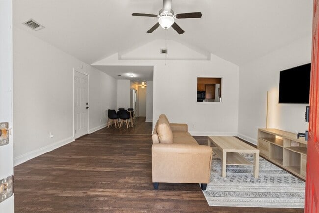 Building Photo - 16 Ristona Dr