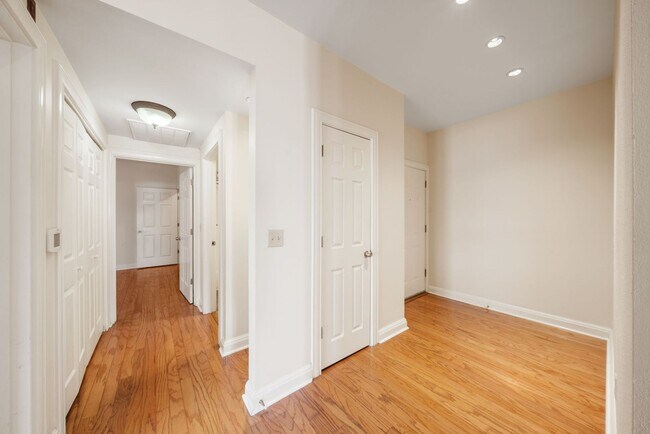 Building Photo - Downtown Luxury Condo with Rooftop Views -...